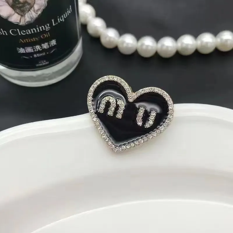 Peach Heart Miu Brooch New Love Diamond Diamond Brooch Tempérament minimaliste Jacket Girl Firl Jacket Jacket avec des femmes