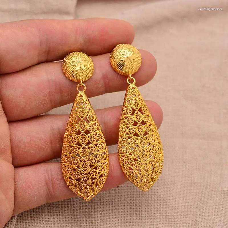 Earrings Designs Gold गोल्ड इयररिंग के ये लेटेस्ट डिजाइन आपको देंगे खूबसूरत  लुक यहां देखें लिस्ट - Earrings Designs Gold Latest Perfect For Daily Use  Like Studs Jhumkas