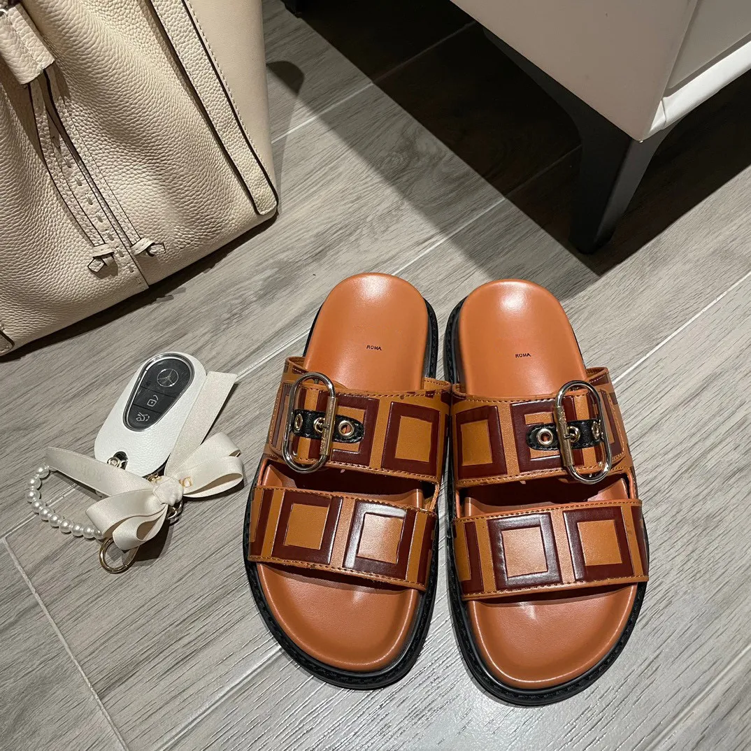 Kvinnor läder sandale lyxsko bad loafer sandal berömd designer kvinna lady spänne tofflor utomhus sommarstrand glider f toffla mode platt bild