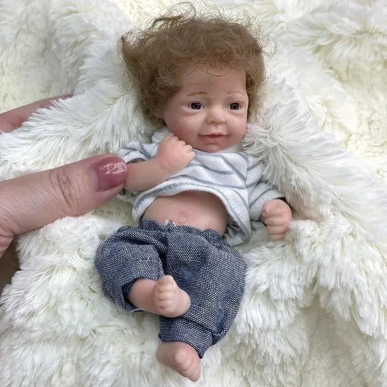 Dockor Högkvalitativ 6 tum 15 cm mini Reborn Baby Doll Girl Full Body Silicone Realistic Artificial Soft Toy With Rooted Hair 230811