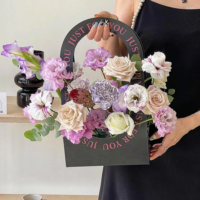 Enveloppe cadeau 4pcs Boîte à fleurs portable Sac à main imperméable sac Kraft Handbag Wedding Rose Party Tote Sacs