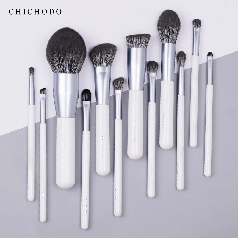 Outils de maquillage 12pcs Set Cloud Brushes Powder Sculting Foundation Fondation HighLighter fard à paupières Maquillage Kit Smudge Clice Crease Brush Brush 230812