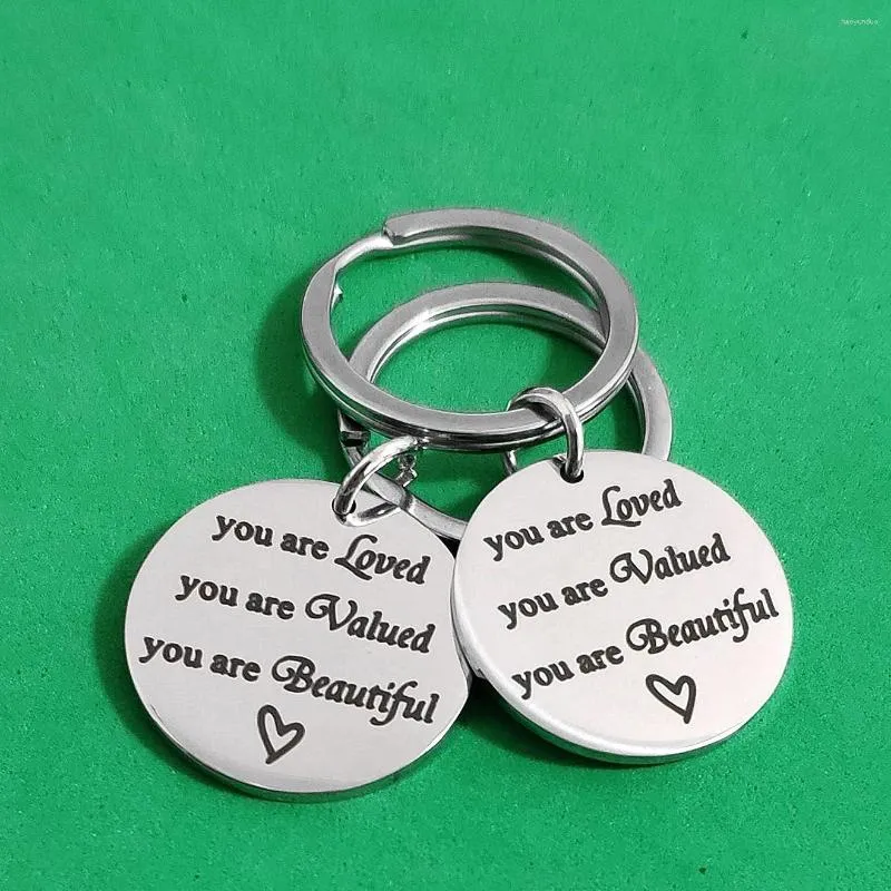 Keychains Creative Carabiner for Keys Geschenkverzierungen Edelstahl Sie werden geliebt. Beachter schöner Schriftzeichenschlüsselringschlüsselkettenwagenhalter