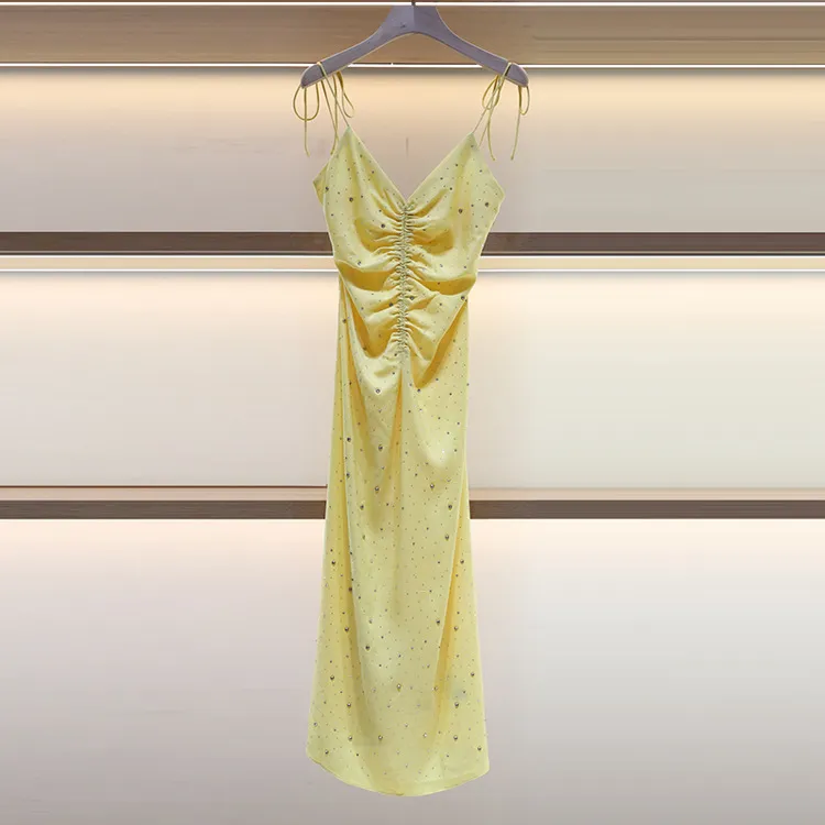 Sandro Women V-Ausschnitt Kleid mit Rückenlosen schrumpfte A-Linie-Long-Kleid