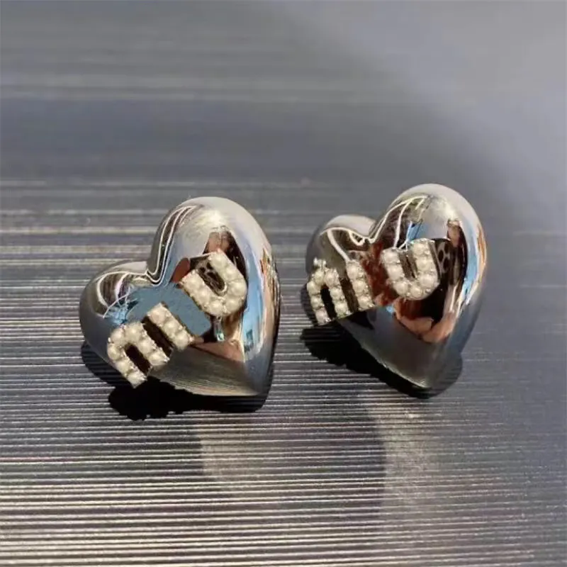 Miu Love Ohrringe Designer herzförmige Ohrringe hochgradiger cooler Stil 2023 Neue Ohrringe Vielseitige Einbettung Perle