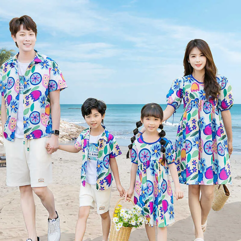 Aile Eşleşen Kıyafetler Yaz Plajı Aile Eşleşen Kıyafetler Anne Kızı Sevimli Elbiseler Baba Oğul Floral Gömlek Tatil Çift Giyim