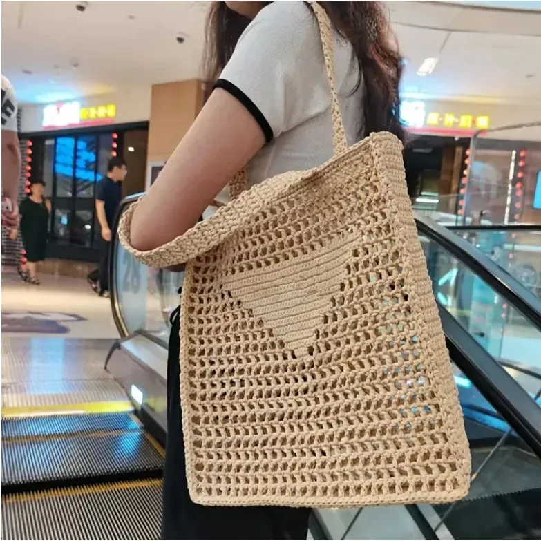 أكياس الشاطئ جوفاء خارج حقيبة اليد القابض حمل Crossbody الأزياء الأزياء حقيبة الكتف مصمم فاخر Raffia Straw Straw Summer Womens Mens Mens Bags HDM01