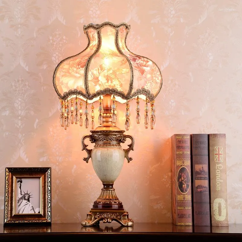 Masa lambaları Avrupa reçine lambası retro romantik kısaltabilir petal yatak odası başucu oturma odası çalışması dekoratif