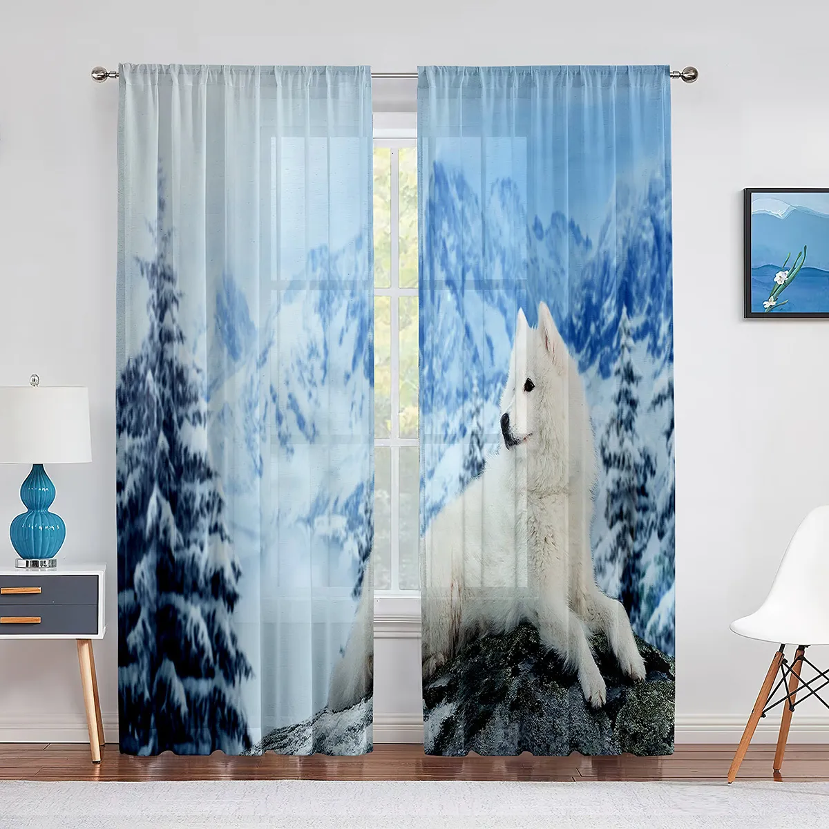 Чистые занавески на самуированном собаке Зимний лес