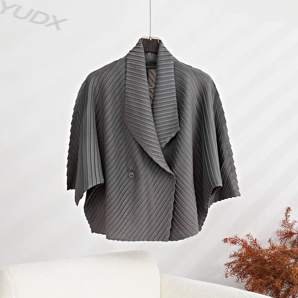 Sweats à capuche masculine Yudx Miyake Casual Women's Jacket Short 2023 Summer Loose Large Yards Design Fashion Single Button Pliaged Cardigan Tops 230811