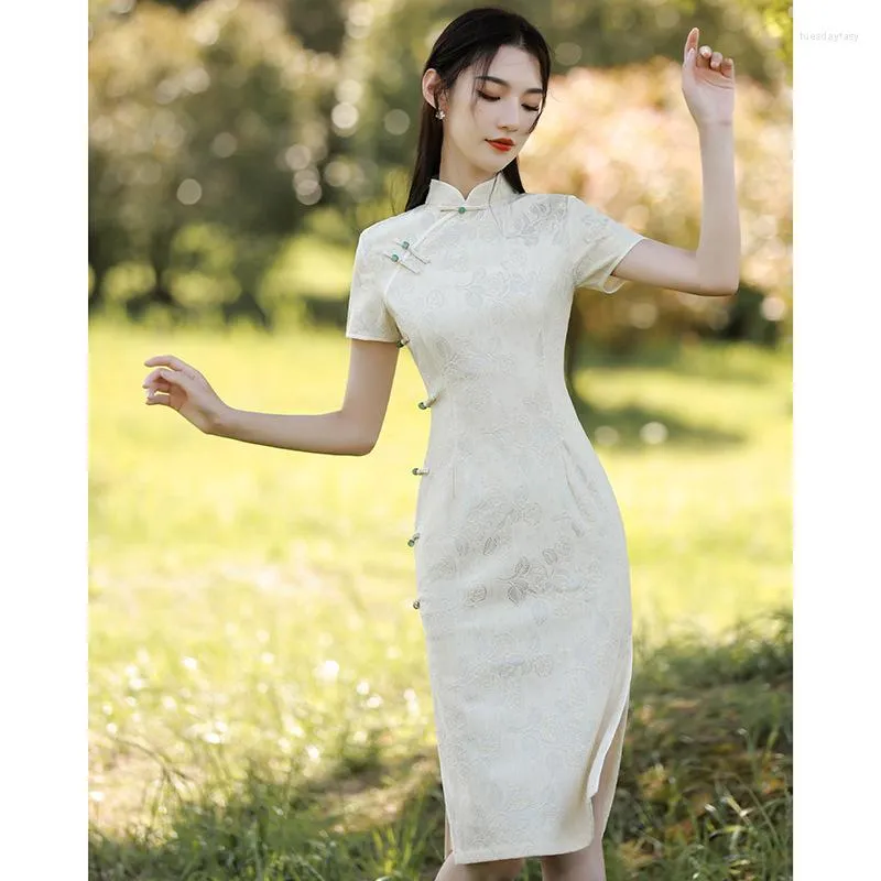 ملابس عرقية نساء بيج تشيونغسام الأزهار قصيرة الأكمام الصينية التقليدية الفستان الصيفي الصيف خمر أنثى الفتاة