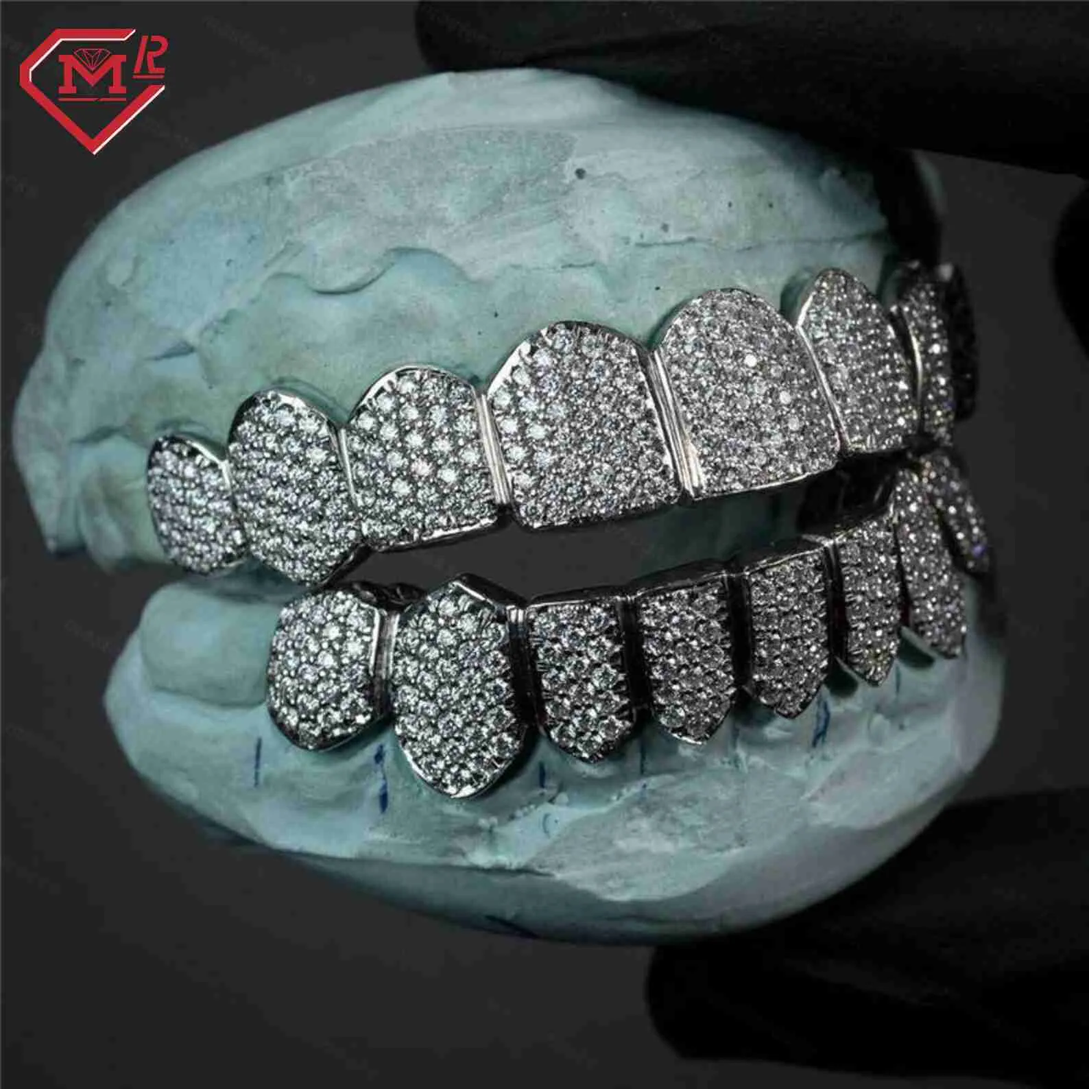 Maßgeschneiderte Hip -Hop -Schmuck Grillz oben oder unten sichtbar 925 Sterling Silberzähne Mund vollständig vereisen VVS Moissanit Grillz