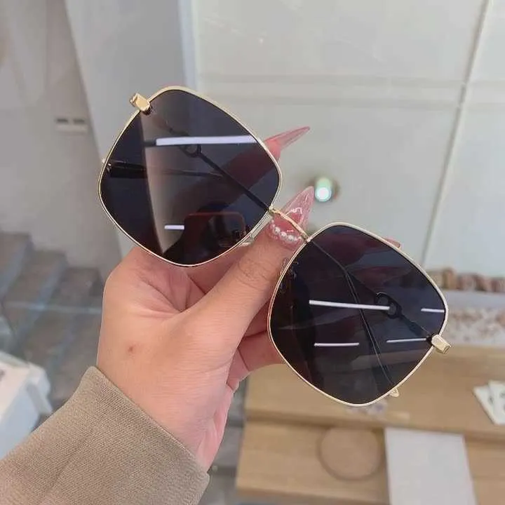 Nova versão da versão coreana Metal Box grande emagrecedas e homens e homens fotografia de rua Sun Shading Round Face Sunglasses para óculos de condução