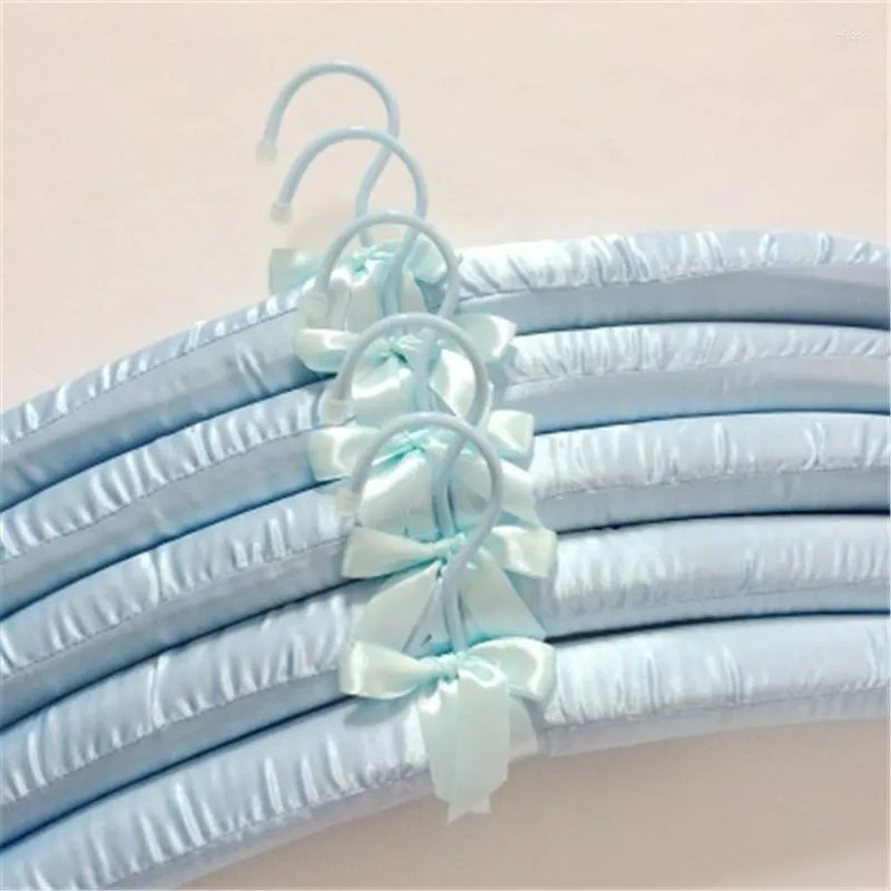 Wieszaki 40 cm jedwabny tkaninę wieszak satynowe ubrania gąbki wyściełane stojaki plastikowe haczyka cukierki jakość koloru