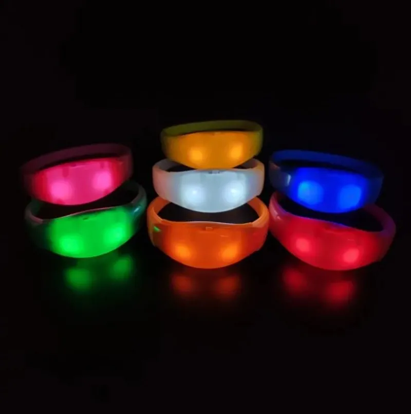 سوار السيليكون المتوهج يضيء معصم معصم وميض LED Rave Party Supplies حفلات عيد ميلاد مفضلات بار الدعائم الصلبة اللون