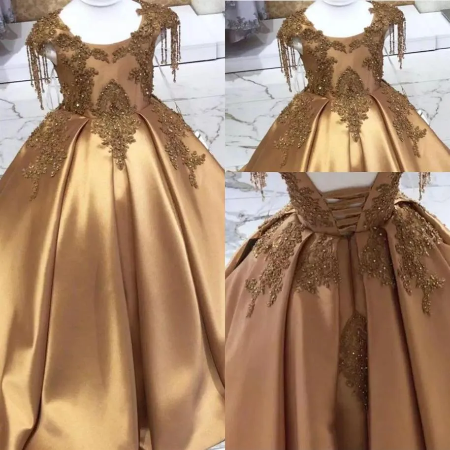 2022 Gold Flower Girls -jurken voor bruiloften Schep nek dop mouwen lovertjes kanten kristallen kralen korset achterste vege trein geboortedda1750
