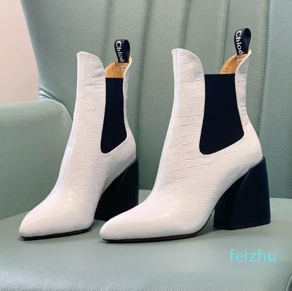 Chunky Heel Ankelstövlar för kvinnors modedesigner prägling Cowskin Elastic Band Shoes Top Quality 9cm High Heel Pointed Toes Chelsea Boot 35-41