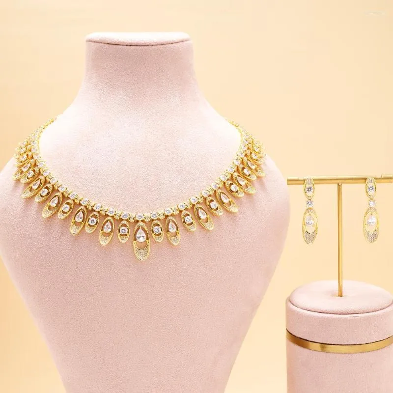 Boucles d'oreilles de collier placées dans des bijoux pour les femmes et la forme du bateau Zirconia Dubai Party Bridal Party Accessoires de mariage