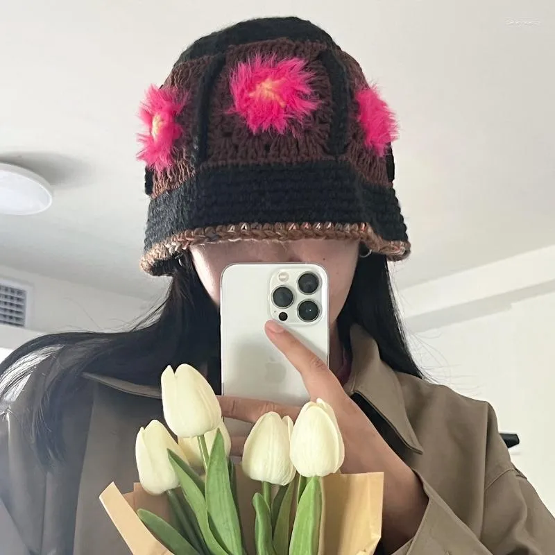 Beretti In Nicchia Cappelli a secchi di fiori 3D per donne mostrano il viso piccolo autunno e inverno coreano alla moda a mano Cappelli da bacino a mano uomini