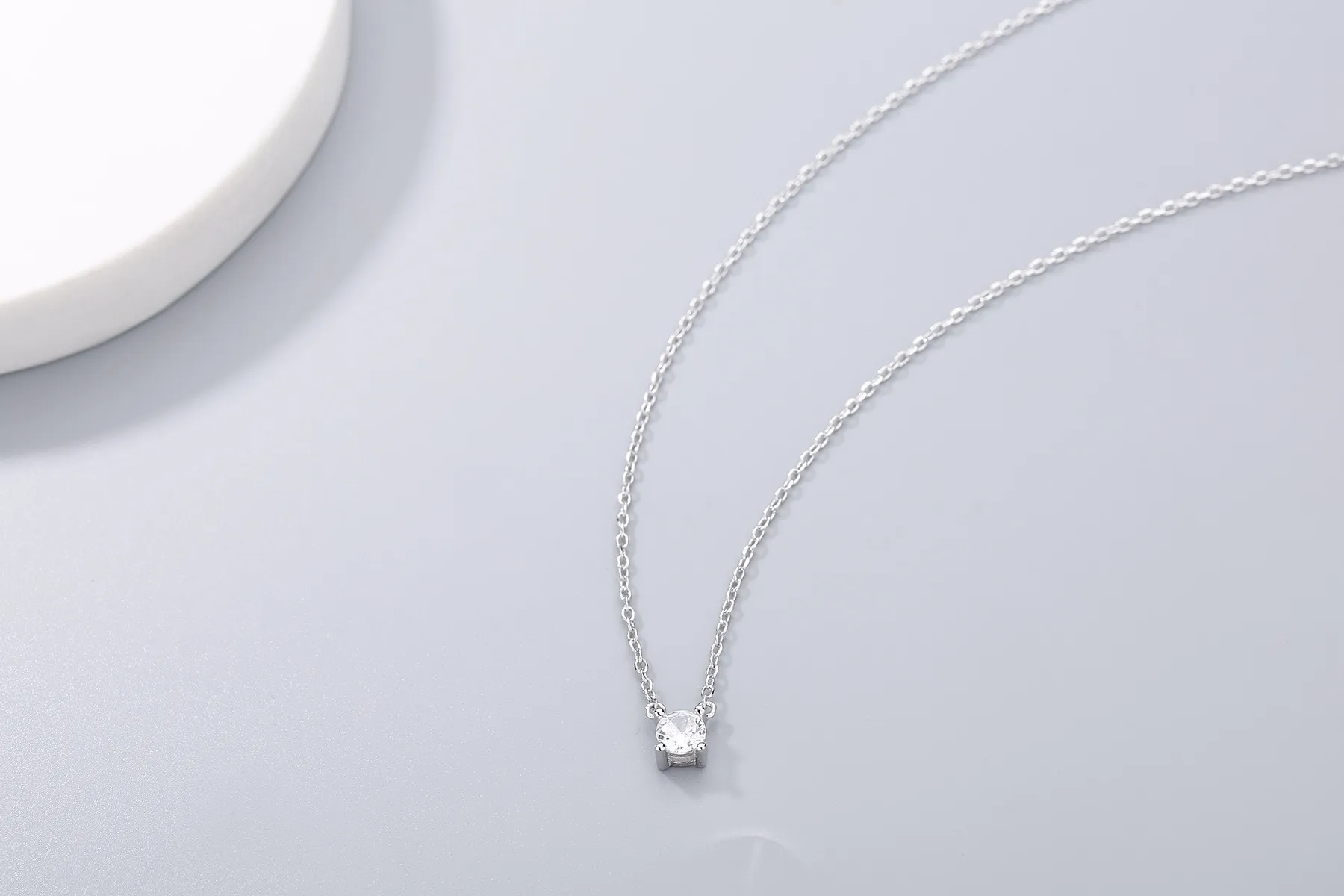 2023 Fashion Hot Selling S925 Silver Senior Round Diamond Pendant With ClaVicle Style och Simple Women's Necklace