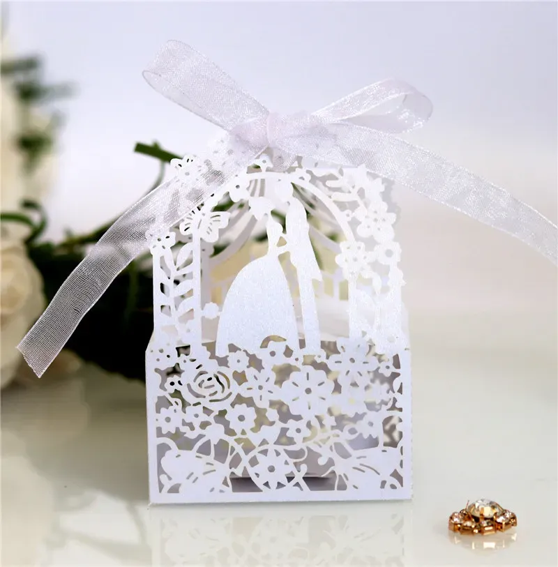 Creative Wedding Favor Holders Candy Bags Laser Cut Paper Hollow Out Candy Box With Ribbons Lovers Flowers Butterflies Wedding Gift Boxes