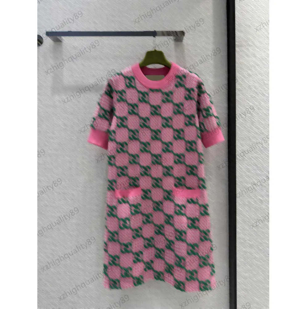 Marca rosa marca clássica jacquard xadrez de manga curta de lã de lã importada de lã de lã simples de versão casual temperamento maxiskit para mulheres