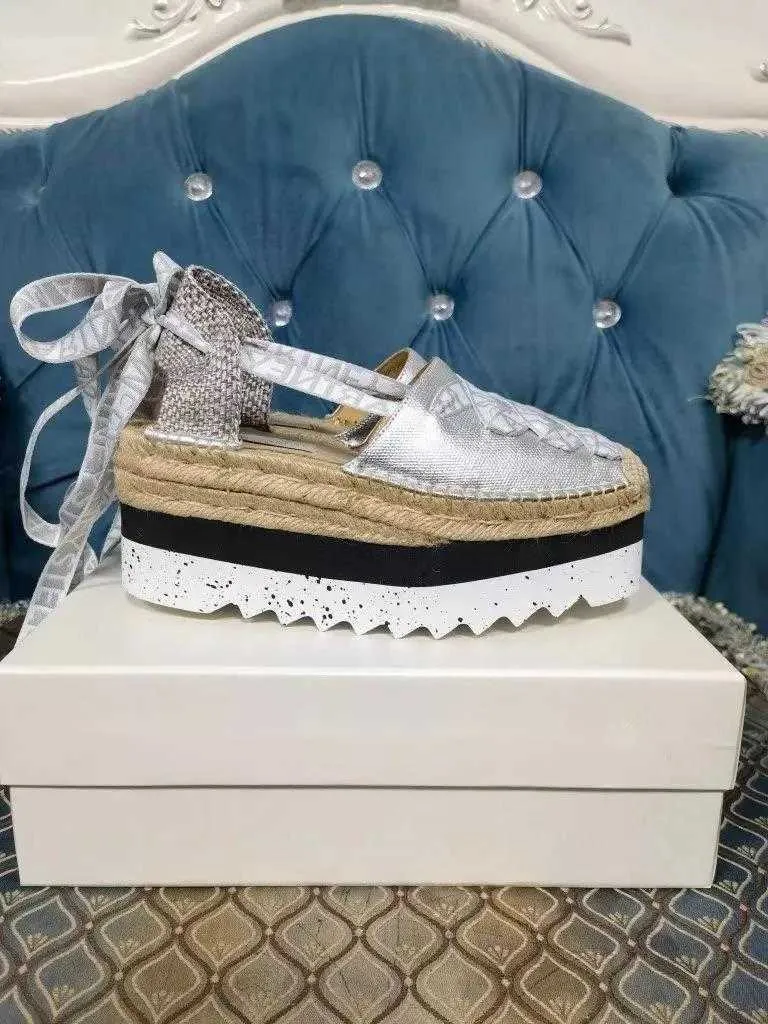 Srebrne dżinsowe litery Wstąpy Stella McCartney Sandały Gaia Espadrilles Straw Platform 8 cm Zwiększenie moda klinowych dżinsowych buty letnie