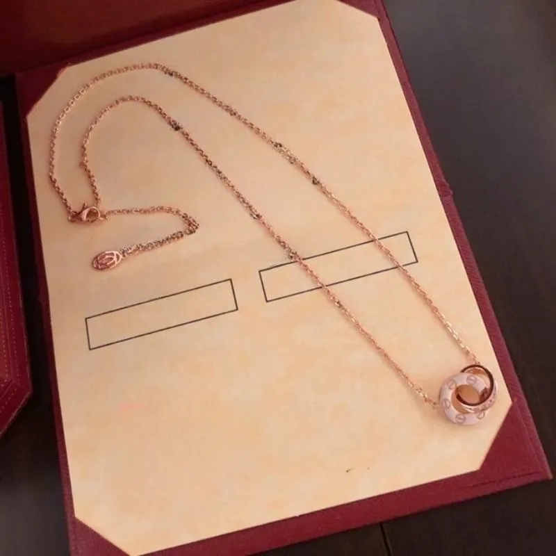 collana di design designer per donna collana di trifoglio Elegante temperamento aristocratico senso del ciondolo di lusso in lega di acciaio al titanio collana da donna da 43 cm