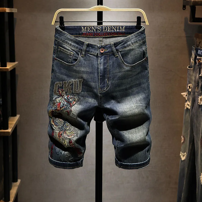 Jeans masculin Summer Street Trend Carpe brodée de la personnalité du short en denim masculin Mid-Waist Slim 5 points Jeans 230812