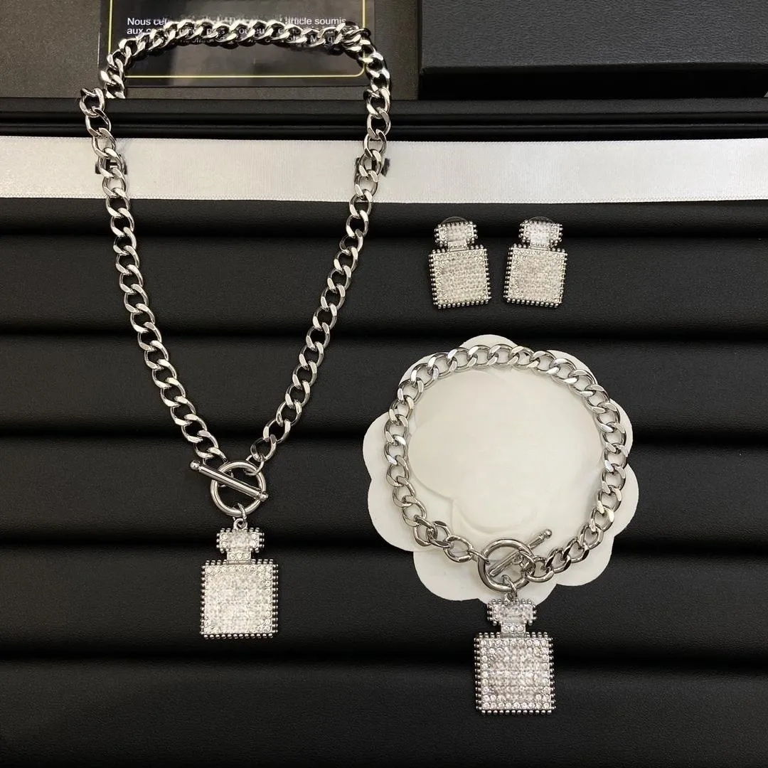 Neues Set langer Buchstabe Full Diamond Halskette Girl Style Ohrringe Schmuck Frauen Mode Armband