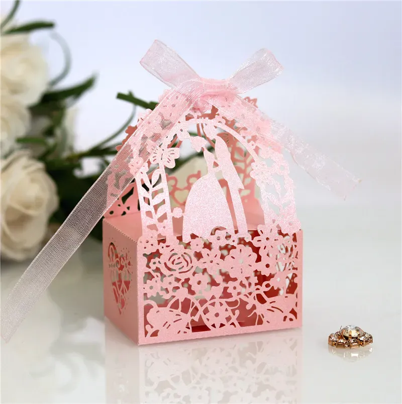 Creative Wedding Favor Holders Candy Bags Laser Cut Paper Hollow Out Candy Box With Ribbons Lovers Flowers Butterflies Wedding Gift Boxes