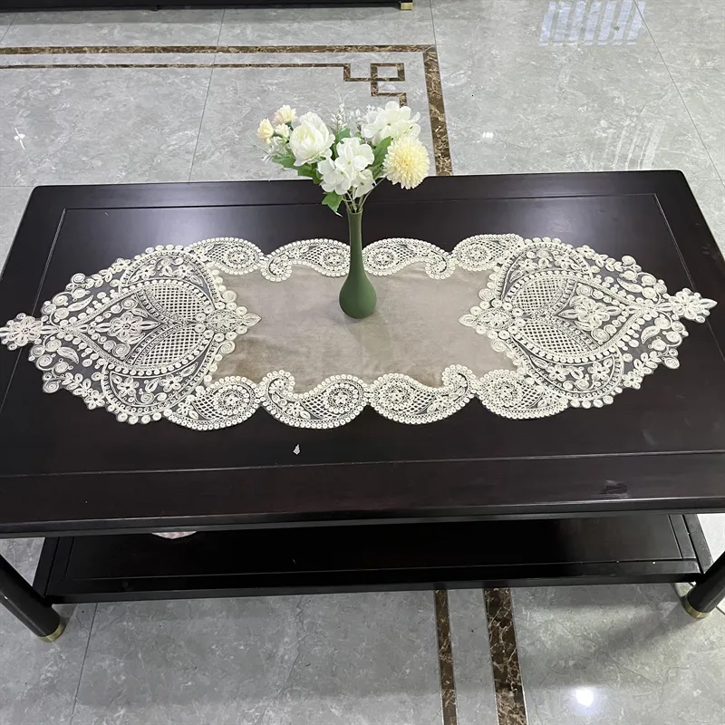 Tabel Runner Chinese Velvet Gold Draad Borduurwerk Tafel Runner Vlagkussen Bureau Make -up Cabinet TV Cover Wedding Party Decoratie 230814