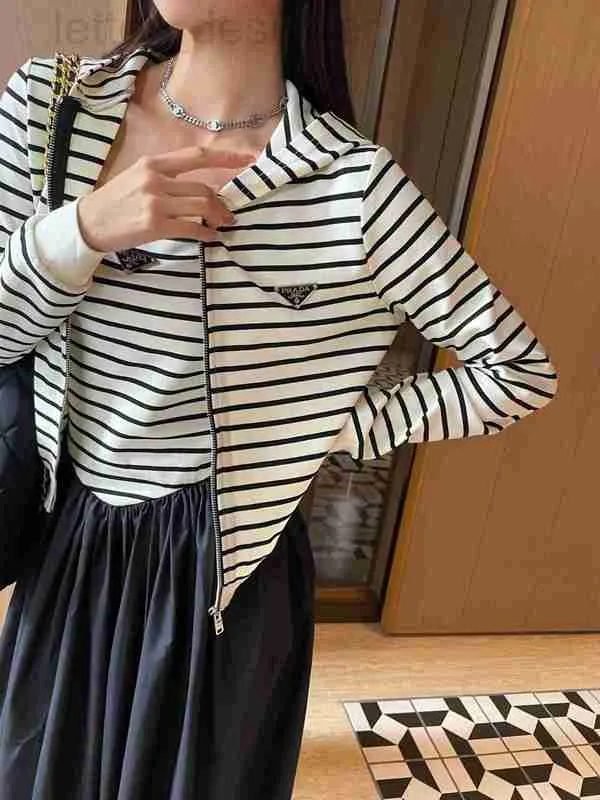 Women's Two Piece Pants designer P Family 23 Early Autumn New Fashion Triangle Decorative Hooded Stripe Coat+Strap Splice Long Dress X4X0