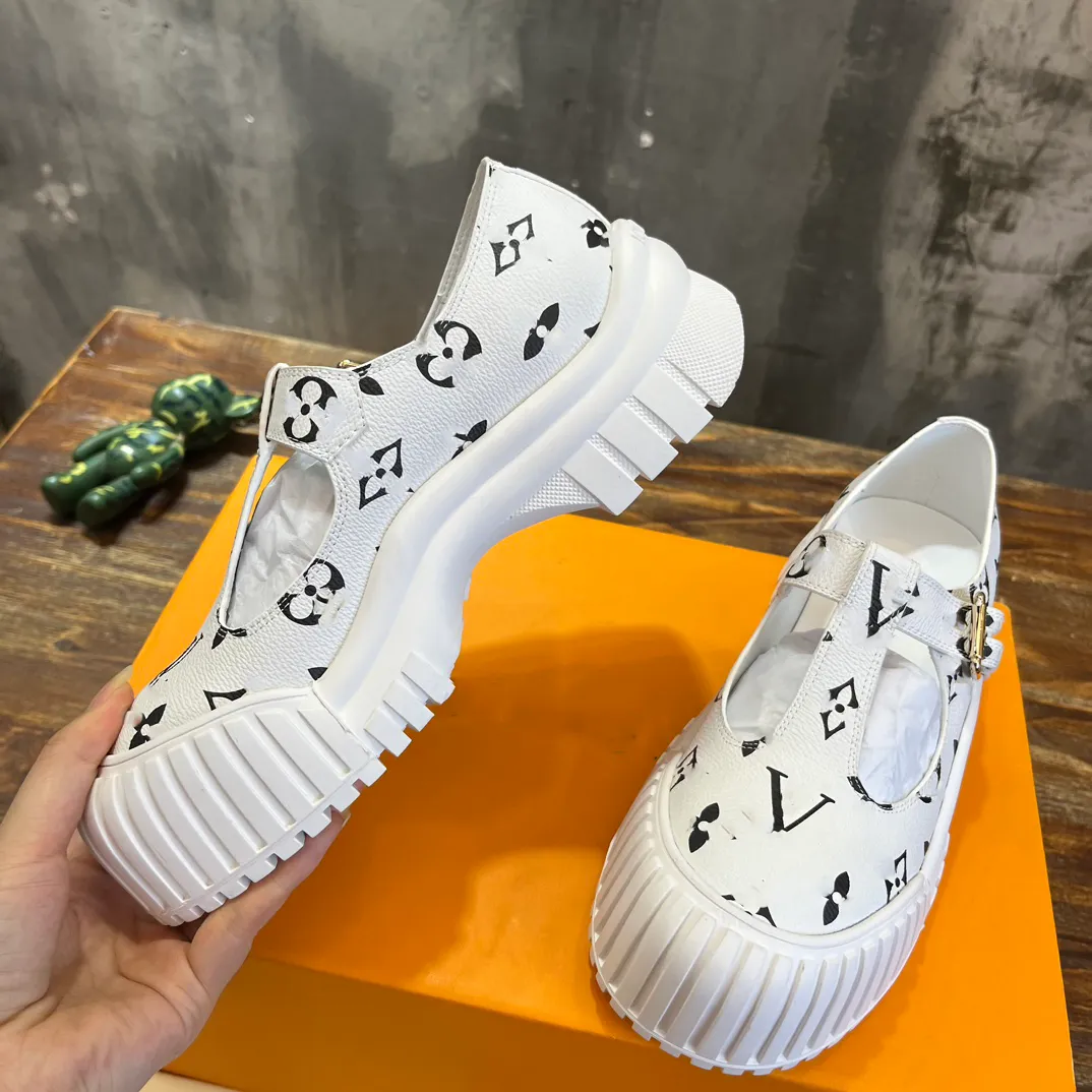 Ruby Flat Mary Jane sandals spring summrer new women retro casual sandals Designers Fashion rubber non-slip Shoes