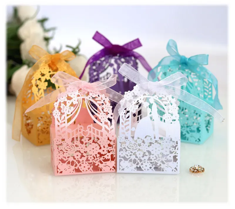 Creative Wedding Favor Holders Candy Bags Laser Cut Paper Hollow Out Candy Box With Ribbons Lovers Flowers Butterflies Wedding Gift Boxes