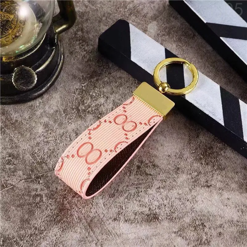 Zarte Luxusschlüsselketten -Brieftasche Herren Designer Keyrings Leder Nützliche Feiertagsgeschenkbeutel Charms Gold Plated Letter Pink Car Keychains Frau PJ068 C23