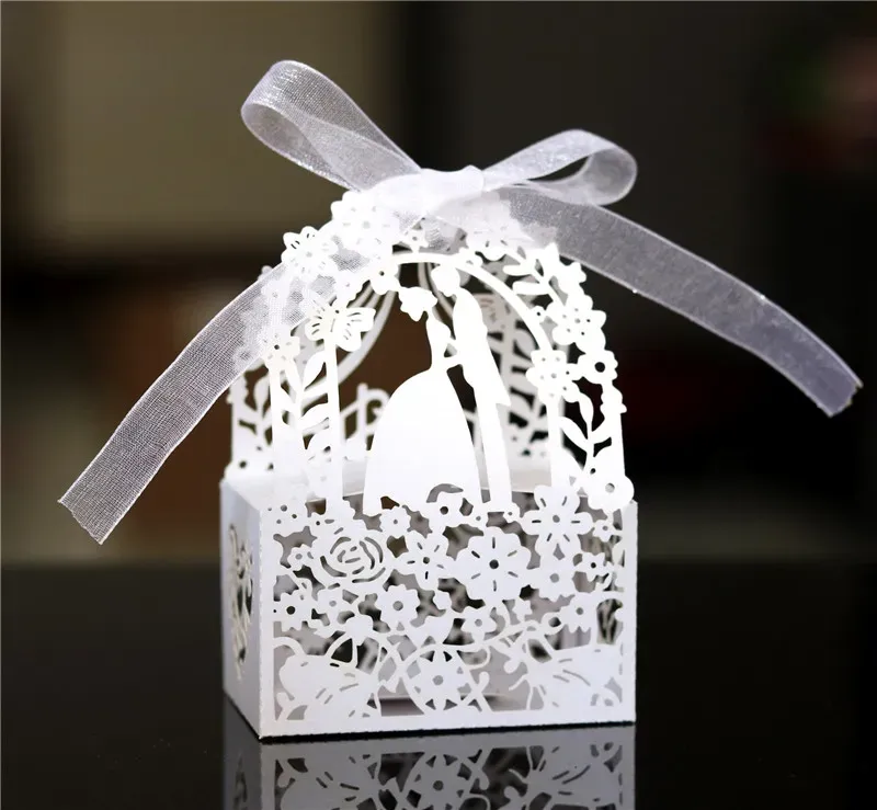 Creative Wedding Favor Holders Candy Bags Laser Cut Paper Hollow Out Candy Box With Ribbons Lovers Flowers Butterflies Wedding Gift Boxes