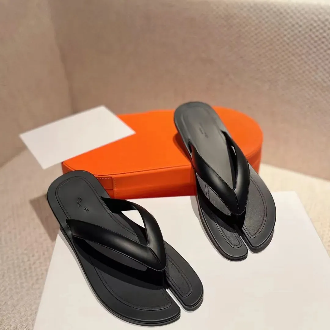 럭셔리 야외 해변 해변 Sandale Maisons Margiela Slipper 패션 가죽 샌들 신발 슬라이드 블랙 플랫 슬리퍼 남성 여름 수영 슬라이드 디자이너 여성 Tabi Flip Flip Flip Flip