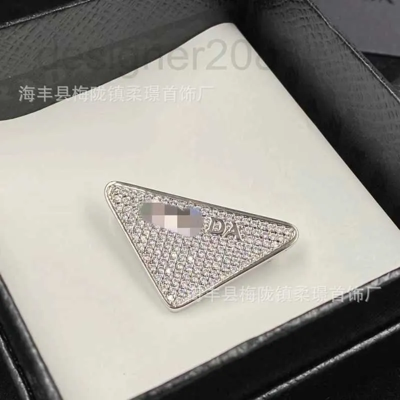 Pinos, designer de broches Novo triângulo requintado em estilo casual incrustado com materiais de latão de strass para desgaste diário de espartilho emparelhado emparelhado Tnsm