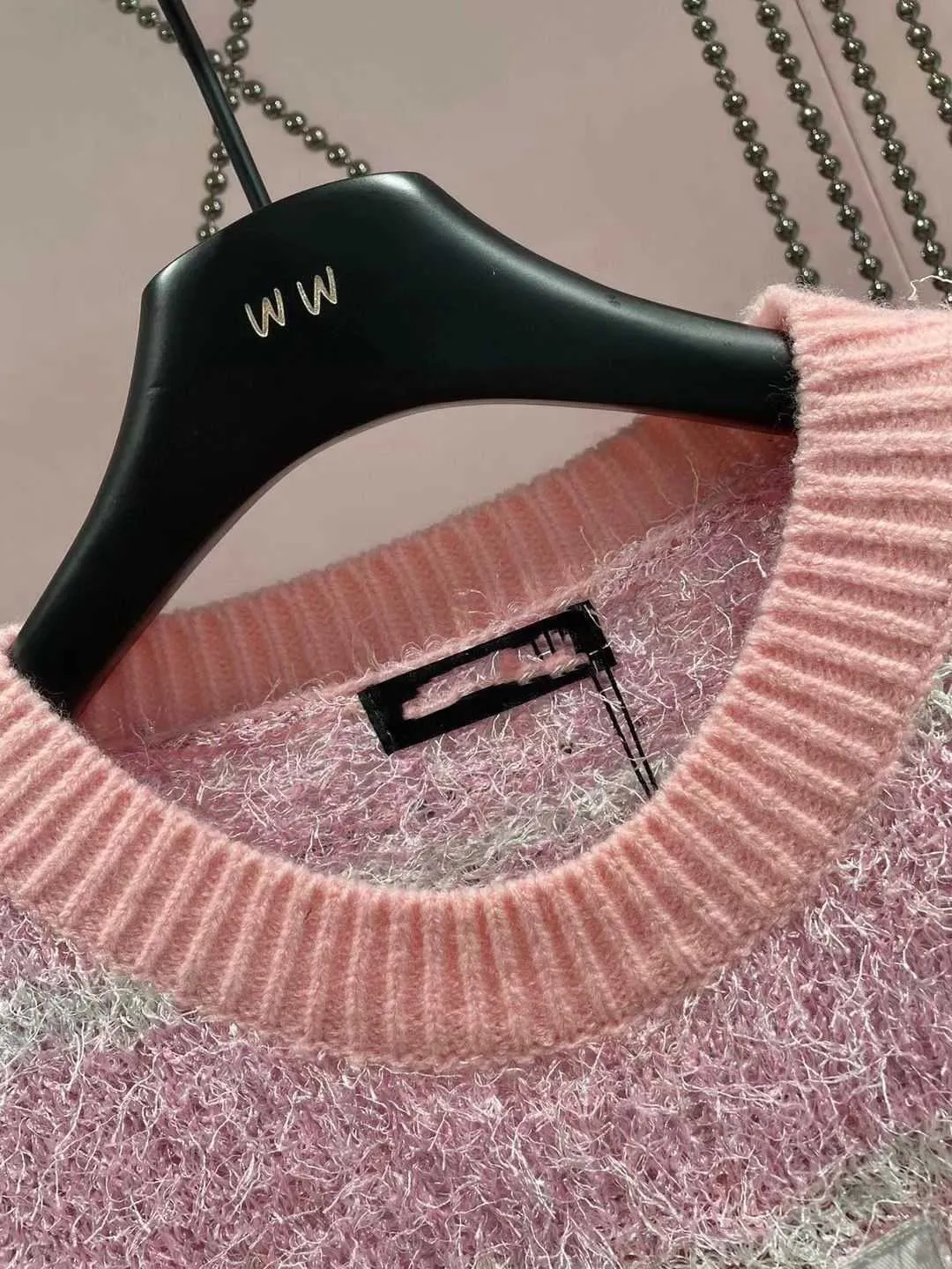 女性用セーターデザイナーラグジュアリーブランドMiumius Mohair Seaters Embroideryスウェットシャツ高級Tシャツ女性ラウンドネックプルオーバーコート冬の温かいセーター