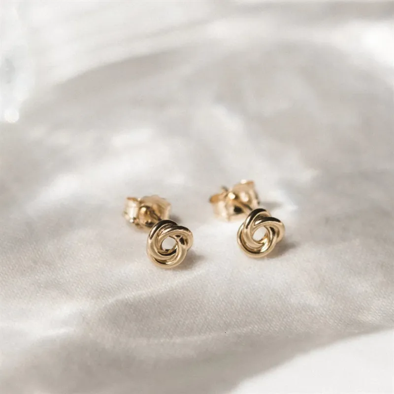 Estudio de 14K Gold Lights Knot Pendientes Pendientes resistentes al marisco Pendientes de joyas delicadas para mujeres Joyas simples impermeables 230815