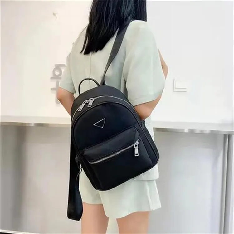 キッズバックパックファッションブランドバックパックデザイナー高品質のナイロン小さな学校バッグ