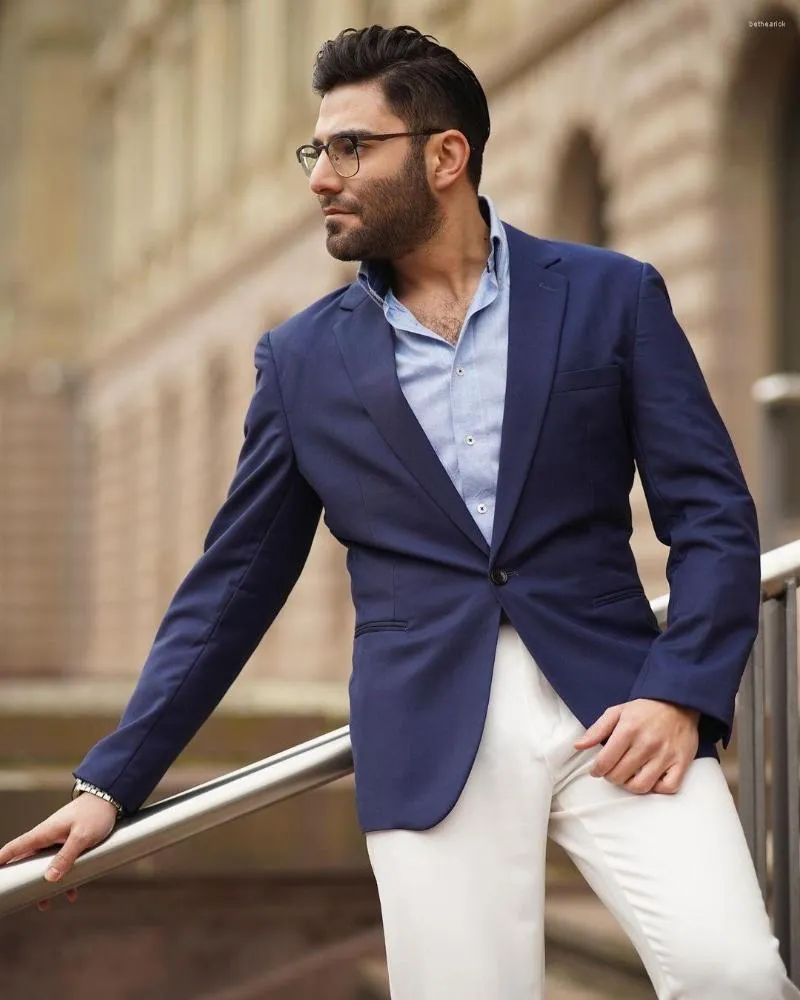 Traje azul online con blanco