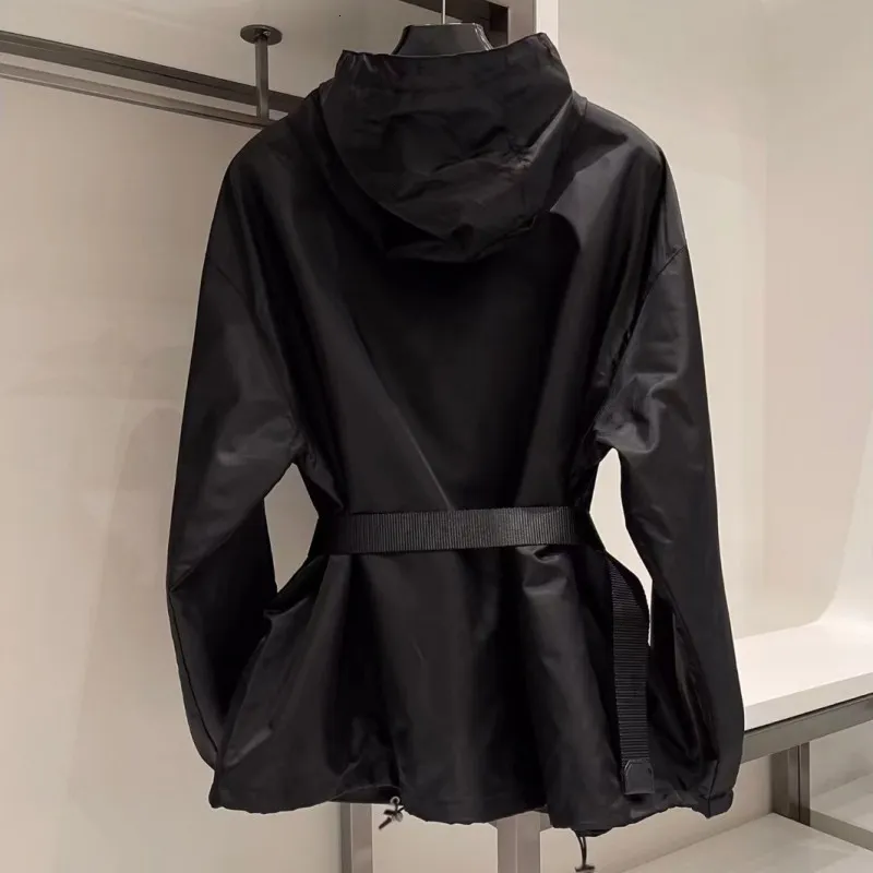 Caídas de zanjas femeninas 2023 chaqueta con cinturón de nylon impermeable a prueba de agua de la moda delgado abrigo negro con capucha 230814