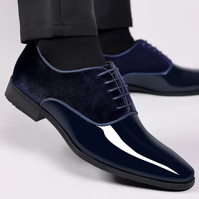 Scarpe eleganti in pelle di brevetto classica nera per uomini affari casual allaccia in ufficio formale lavoro per feste maschile oxfords 230814