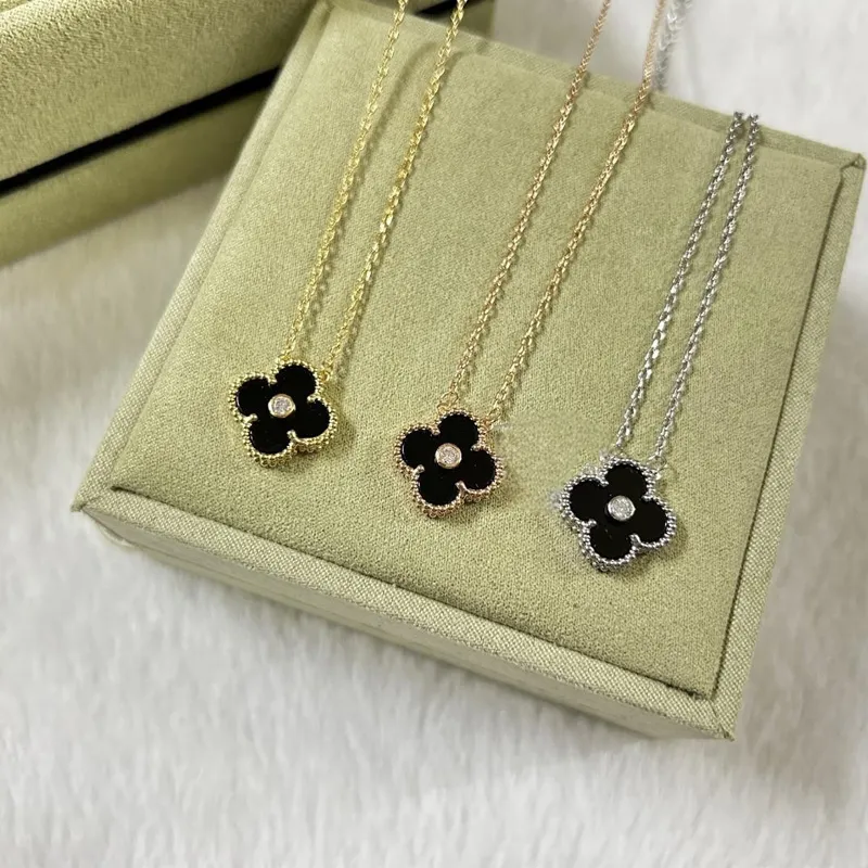 Fashion Classics Four Leaf Clover Necklace Designer Jewelry Set Pendant Necklaces Gold Silver Mother of Pearl Green Flower Necklace Womens with Box