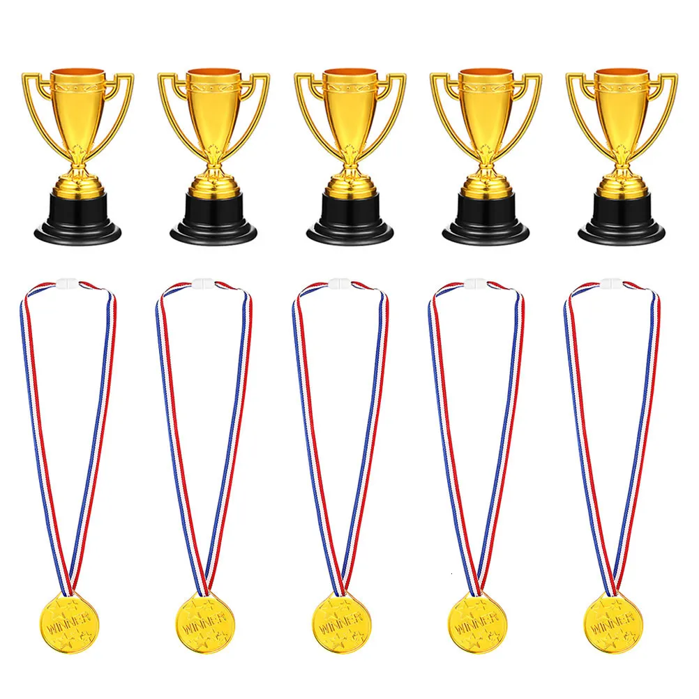 Dekorative Objekte Figuren Trophäe Trophäen Kindermedaillen für Preisverleihungsparty Award Pokal Medalmini Soccer Sports Game Preise bevorzugt Gold kleine Events 230814