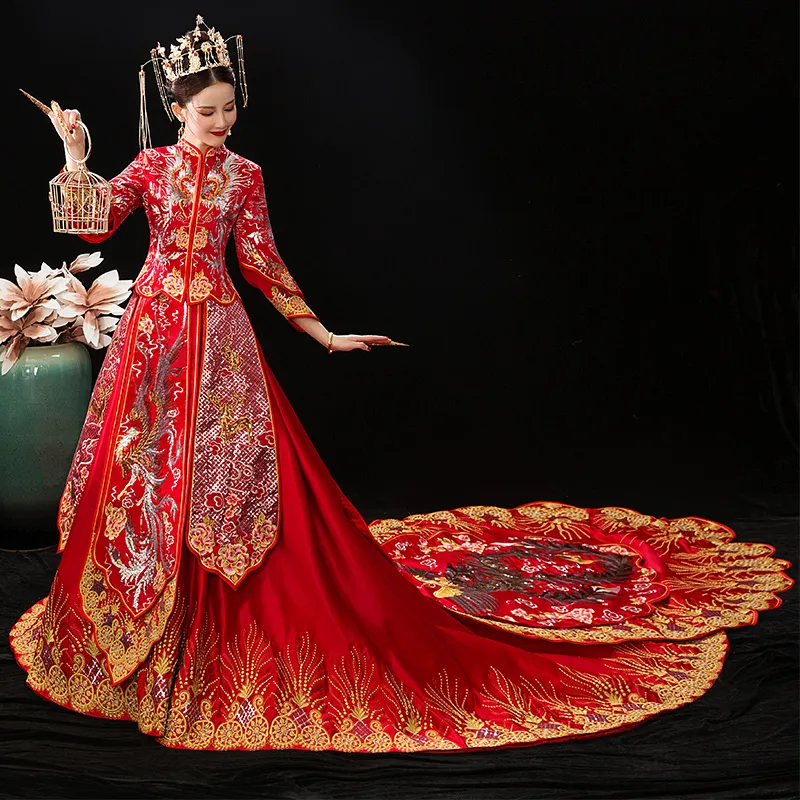 花嫁のビッグテールドレス古代中国の衣装贅沢な服を着る中国の赤いウェディングドレスフェニックスガウンファッションショーロングチョンサム衣装