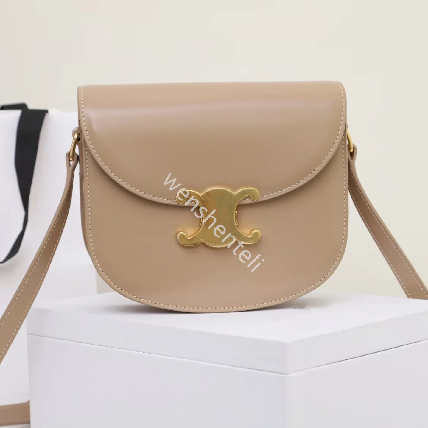 Mode luxe tiener Triomphe Saddle Bag 10a Handcraft Top Kwaliteit Glad Leather Crossbody Bags Classic Designer Metal Triompres Logo Sluiting Mini Flap Purse