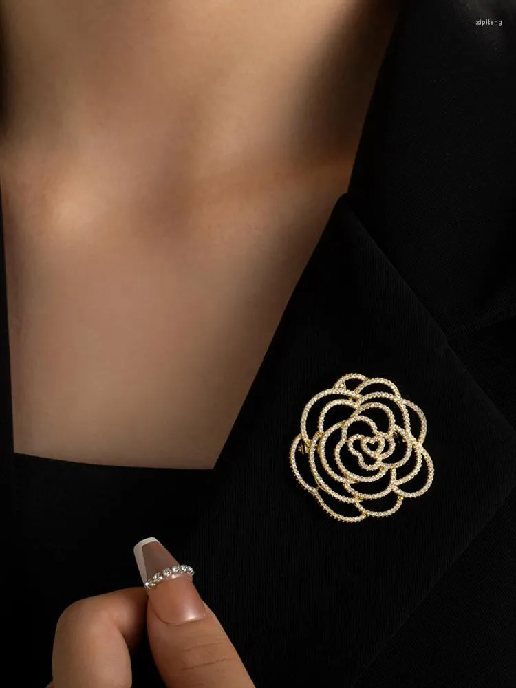 Broches Camellia Flores Broche de lujo Femenino 2023 Material de cobre de moda Vestido de corsage con accesorios
